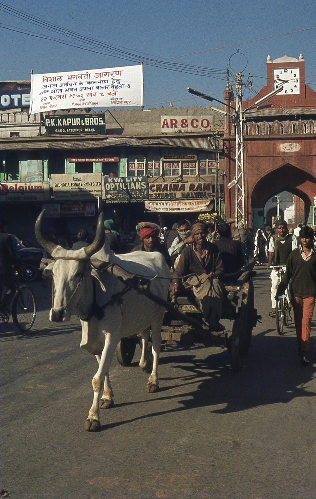 India, Delhi, Chandni Chowk, India egyik legnagyobb piaca, szemben a Fatehpuri Maszdzsid mecset bejárata., 1972, Lőw Miklós, colorful, Sanskrit, bicycle, Fortepan #93661