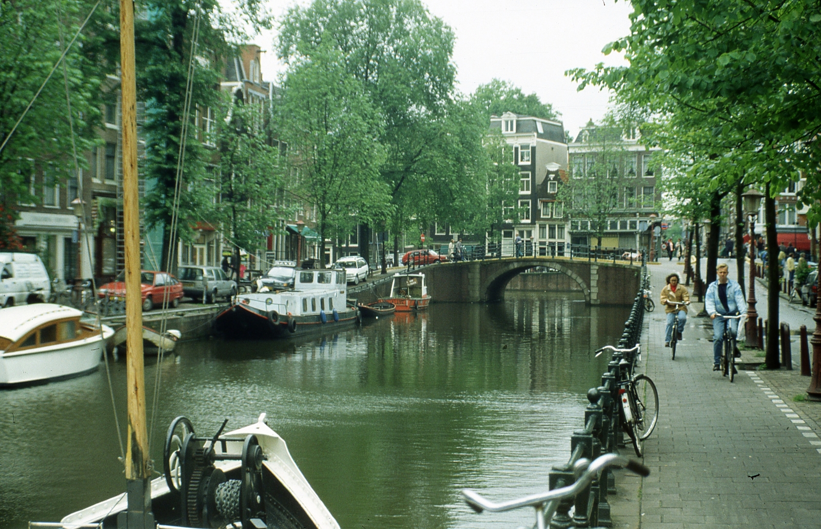 Hollandia, Amszterdam, Spiegelgracht csatorna a Prinsengracht csatorna felé nézve., 1972, Lőw Miklós, kerékpár, hajó, színes, utcakép, csatorna, Fortepan #93699