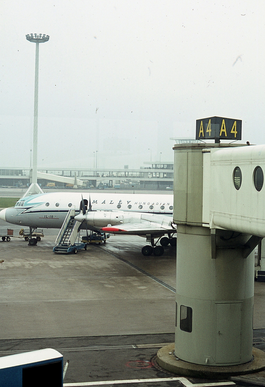 Netherlands, Amsterdam, Schiphol repülőtér., 1972, Lőw Miklós, colorful, airplane, airport, Ilyushin-brand, Hungarian Airlines, aircraft steps, Fortepan #93705