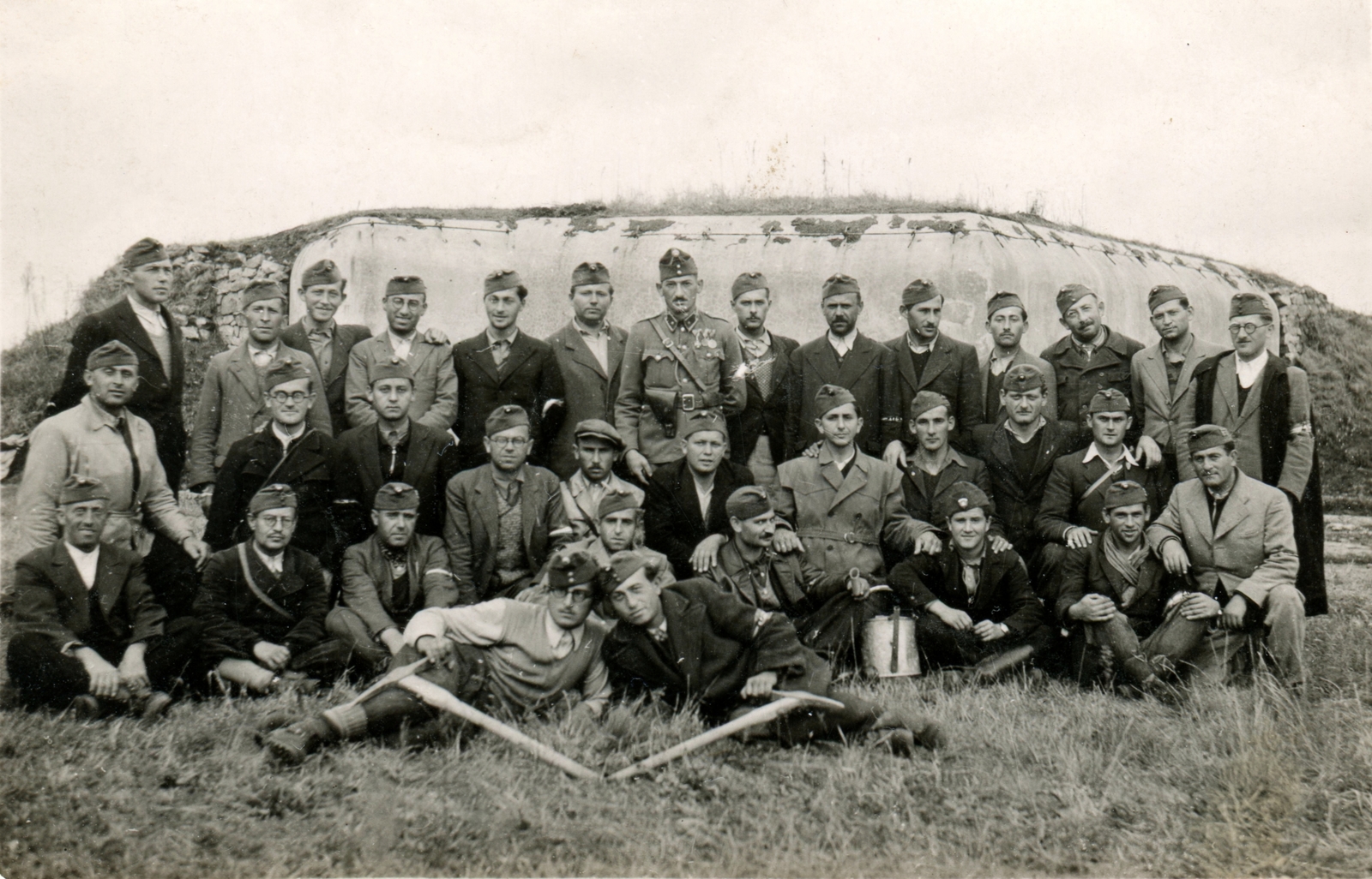 Romania,Transylvania, munkaszolgálatos szakasz a Károly (Carol) vonal egyik erődje előtt, 1940. november 2-án., 1940, Mihályi Balázs, tableau, labor service, armband, fort, pickaxe, Fortepan #93754