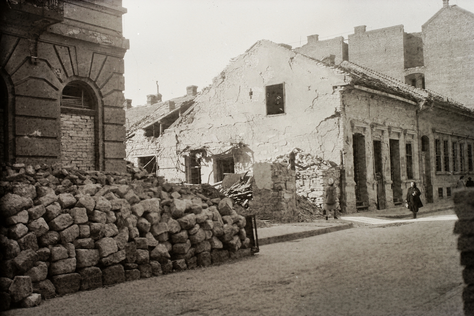 Magyarország, Budapest VIII., Szigetvári utca, bal szélen a 7., jobbra az 5. számú romos ház., 1944, Misányi Olivér, bombázás, Budapest, Fortepan #93775