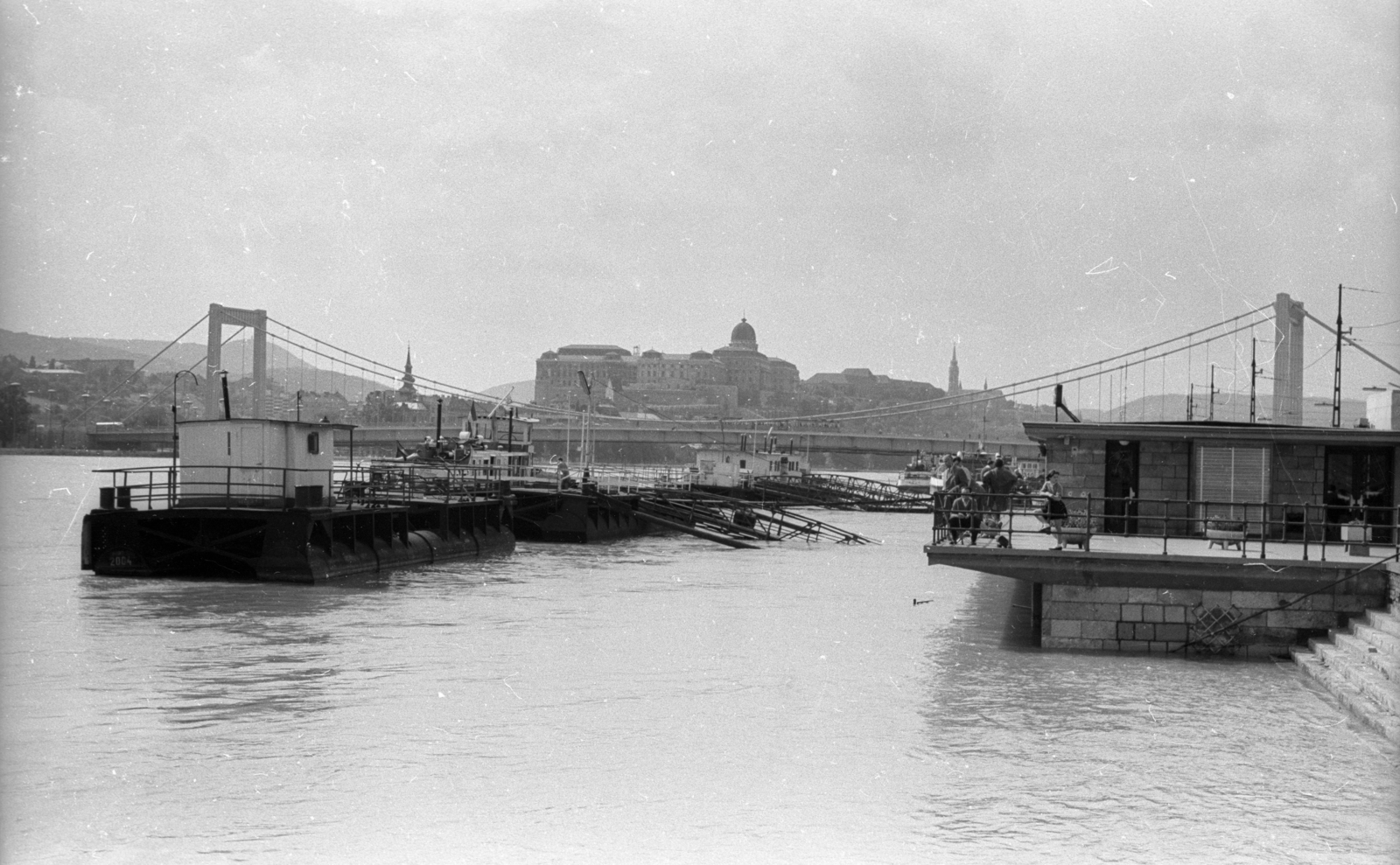 Hungary, Budapest V., Belgrád rakpart, a MAHART nemzetközi hajóállomása. Háttérben a Erzsébet híd és a budai Vár., 1965, Misányi Olivér, flood, Budapest, Fortepan #93779
