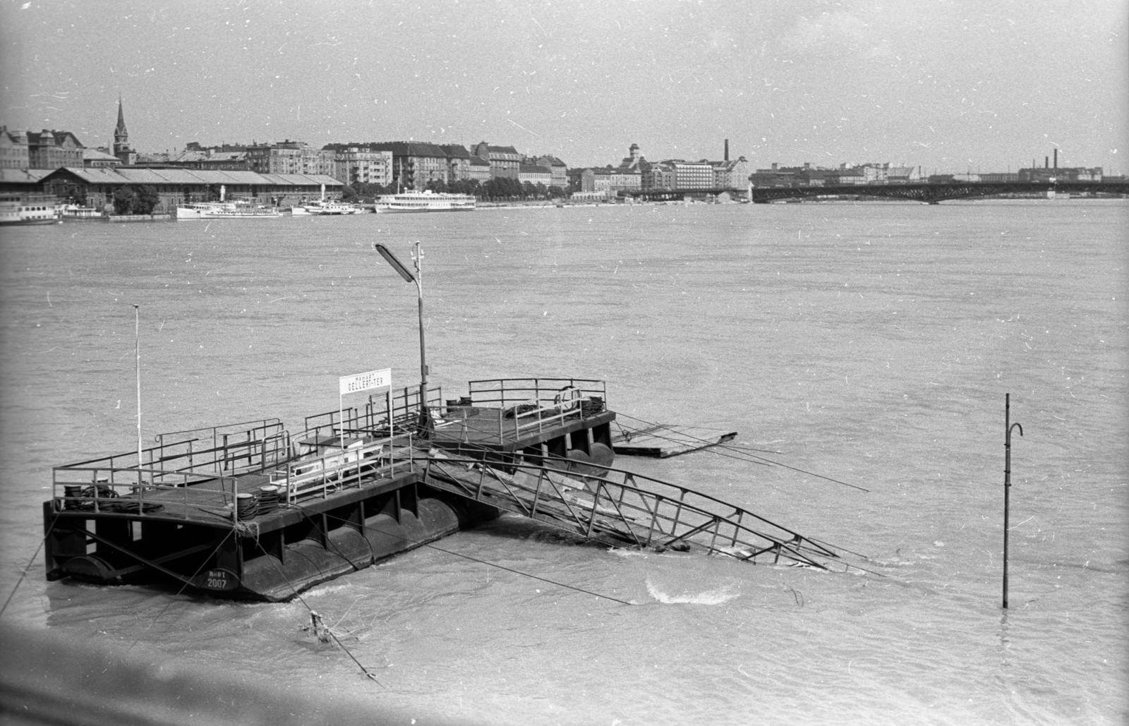 Hungary, Budapest XI.,Budapest IX., Szent Gellért téri hajóállomás. A Duna túlpartján balra a Közraktárak és a Közraktár utca házsora, jobbra a Petőfi híd látszik., 1965, Misányi Olivér, flood, Budapest, Fortepan #93781