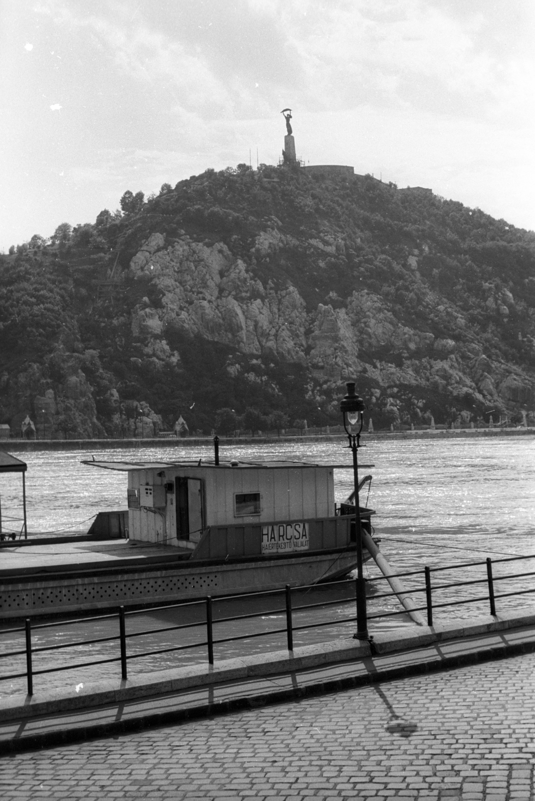 Hungary, Budapest V.,Budapest XI., pesti alsó rakpart a Szabadság híd közelében, szemben a Gellért-hegyen a Felszabadulási emlékmű., 1965, Misányi Olivér, flood, Budapest, Fortepan #93787