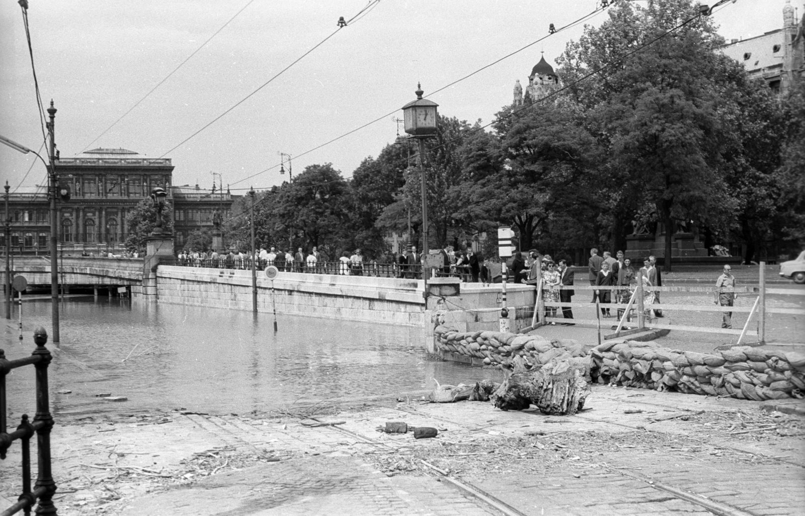 Magyarország, Budapest V., pesti alsó rakpart a Széchenyi István (Roosevelt) térnél árvíz idején. Háttérben a Magyar Tudományos Akadémia székháza., 1965, Misányi Olivér, árvíz, Budapest, Fortepan #93788