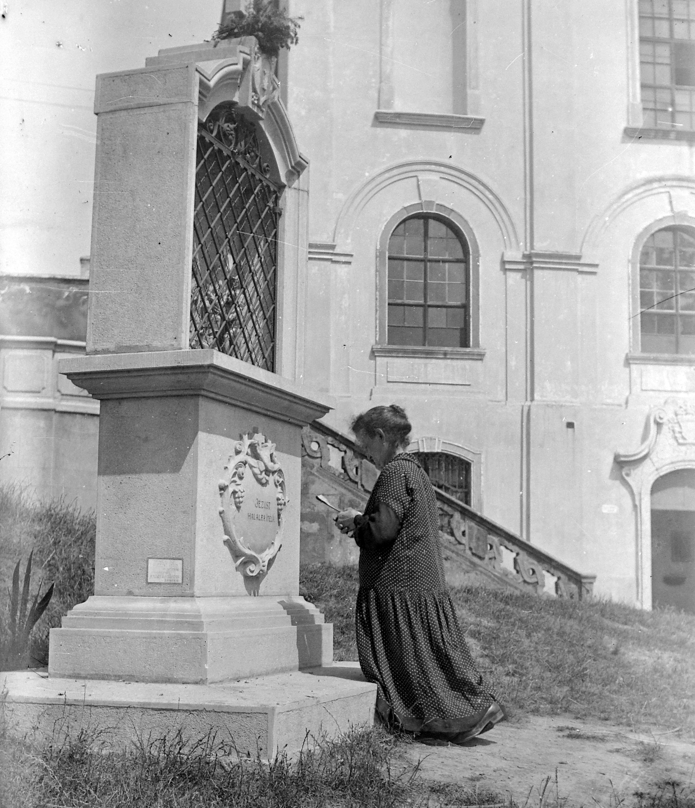 Hungary, Máriabesnyő, Gödöllő, a keresztút I. stációja a kegytemplom előtt., 1923, Fortepan, religion, calvary, prayer, lady, kneeling, Fortepan #9379