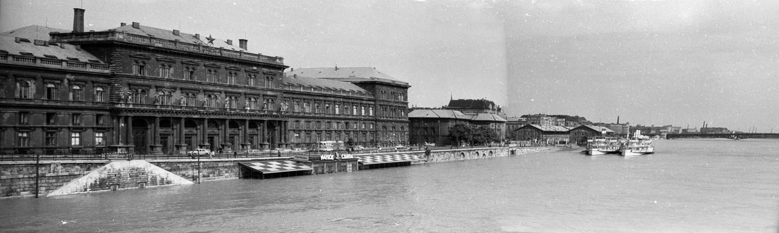 Hungary, Budapest IX., a Marx Károly Közgazdaságtudományi Egyetem (később Corvinus Egyetem) épülete és a Közraktárak a Szabadság hídról nézve., 1965, Misányi Olivér, ship, flood, Budapest, Fortepan #93792