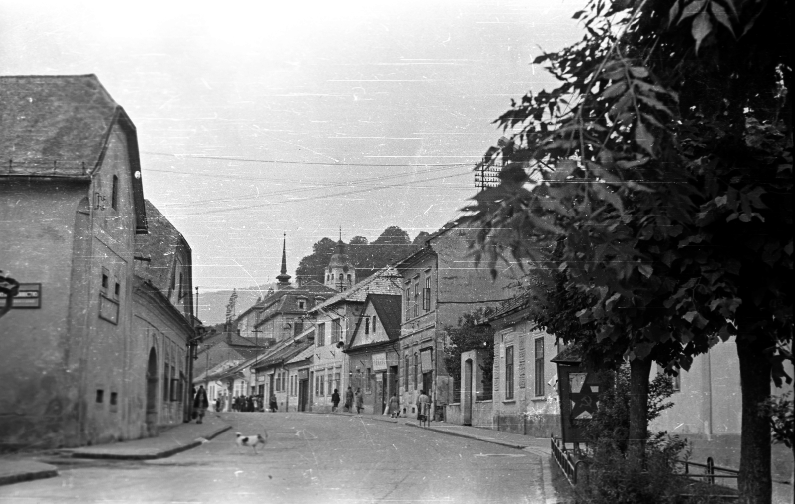 Szlovákia, Gölnicbánya, Fő utca, háttérben a Városháza tornya., 1967, Fortepan/Album004, Csehszlovákia, templom, utcakép, vörös csillag, jelkép, Fortepan #93807