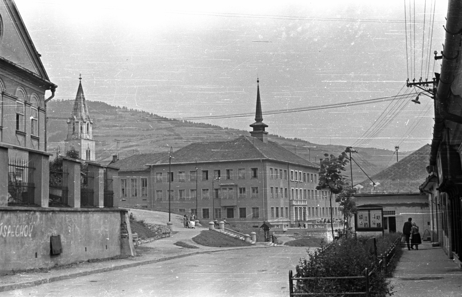 Szlovákia, Gölnicbánya, Bányász tér, balra a katolikus templom, 1967, Fortepan/Album004, Csehszlovákia, templom, felirat, utcakép, hirdető tábla, lépcső, támfal, Fortepan #93808