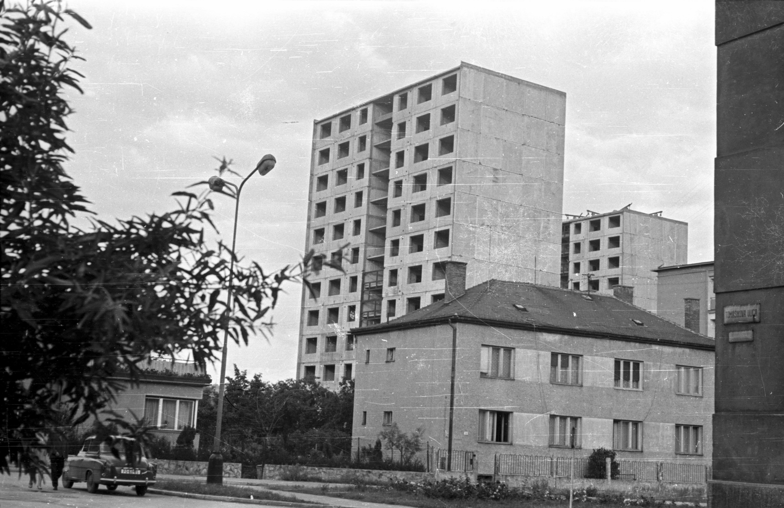 Slovakia, Košice, Tomásikova ulica - Tolstého ulica sarok., 1967, Fortepan/Album004, Czechoslovakia, Czechoslovak brand, construction, street view, concrete block of flats, Skoda-brand, lamp post, building, automobile, street name sign, Fortepan #93812