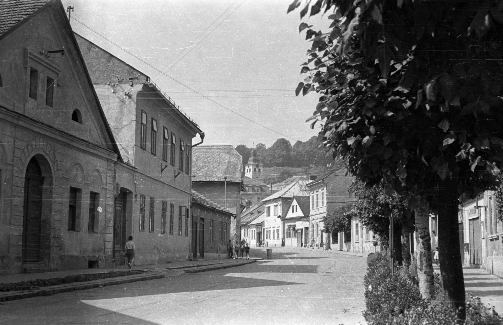 Szlovákia, Gölnicbánya, Fő utca, háttérben a Városháza tornya., 1964, Fortepan/Album004, Csehszlovákia, járókelő, utcakép, Fortepan #93819