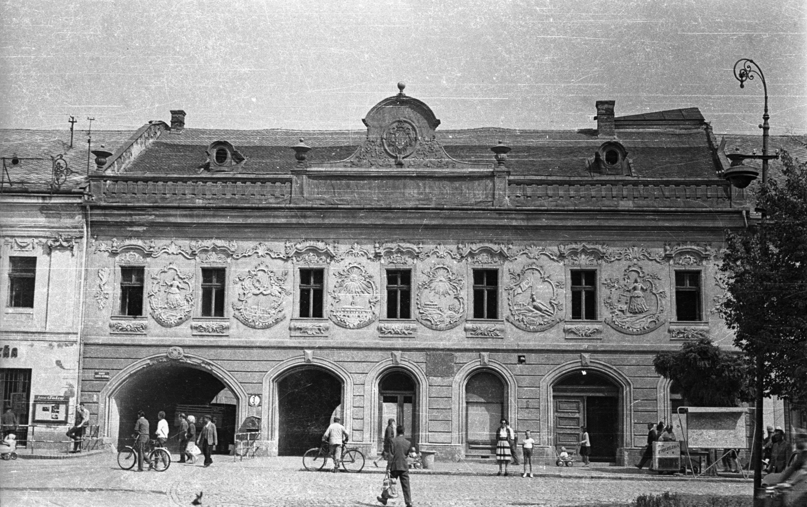 Slovakia, Spišská Nová Ves, Fő utca (ulica Letná), Provinciális-ház (később Szepesi Múzeum)., 1960, Fortepan/Album004, Czechoslovakia, relief, letter box, crest, ice cream seller, stucco, bicycle, Fortepan #93828