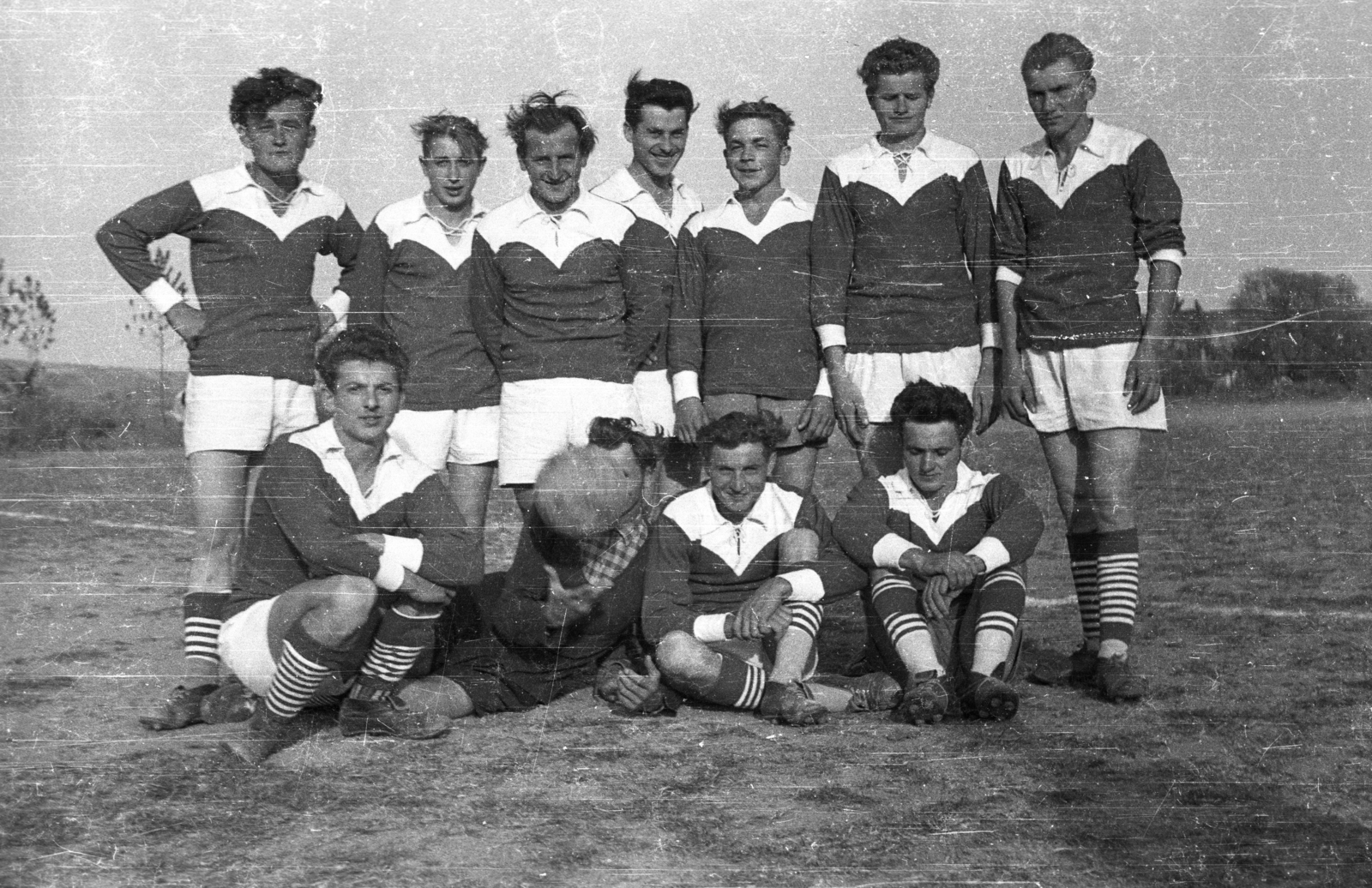 1958, Fortepan/Album004, soccer team, sport jersey, squatting, hands behind the back, akimbo, Fortepan #93847