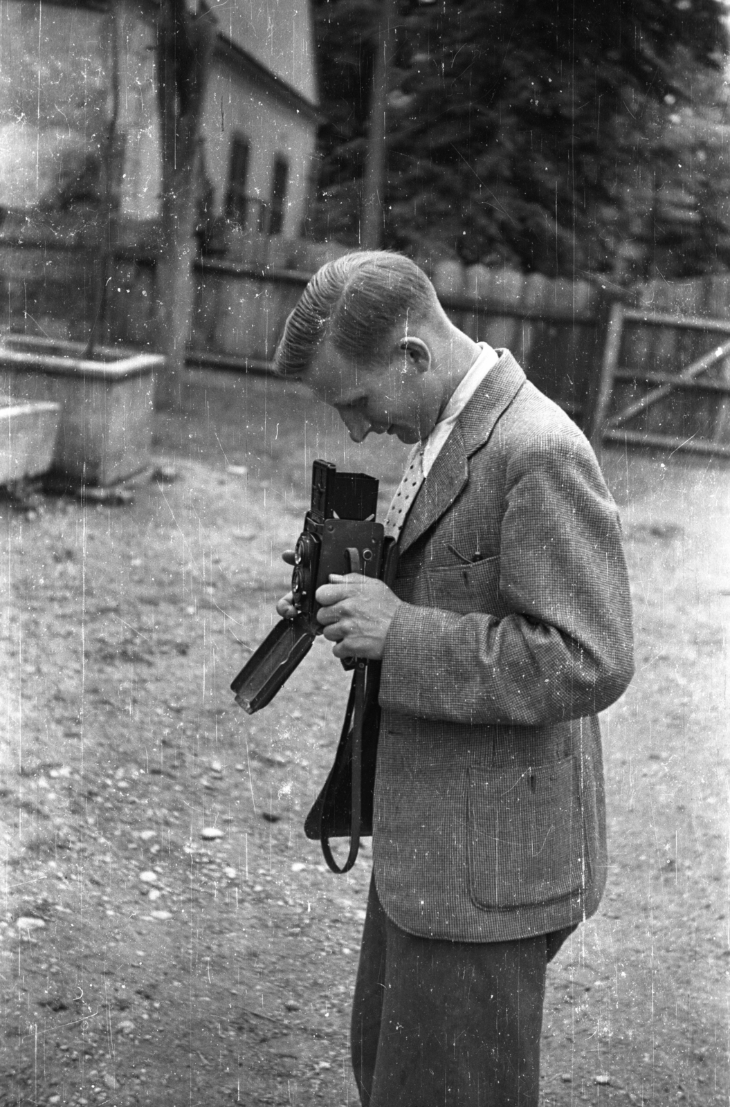 1943, Fortepan/Album004, fényképezőgép, férfi, fotózás, Rollei Rolleiflex, falu, földút, Fortepan #93851
