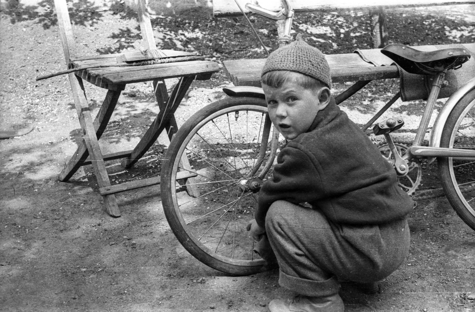 1957, Fortepan/Album004, bicycle, sweater, assembly, squatting, Fortepan #93855
