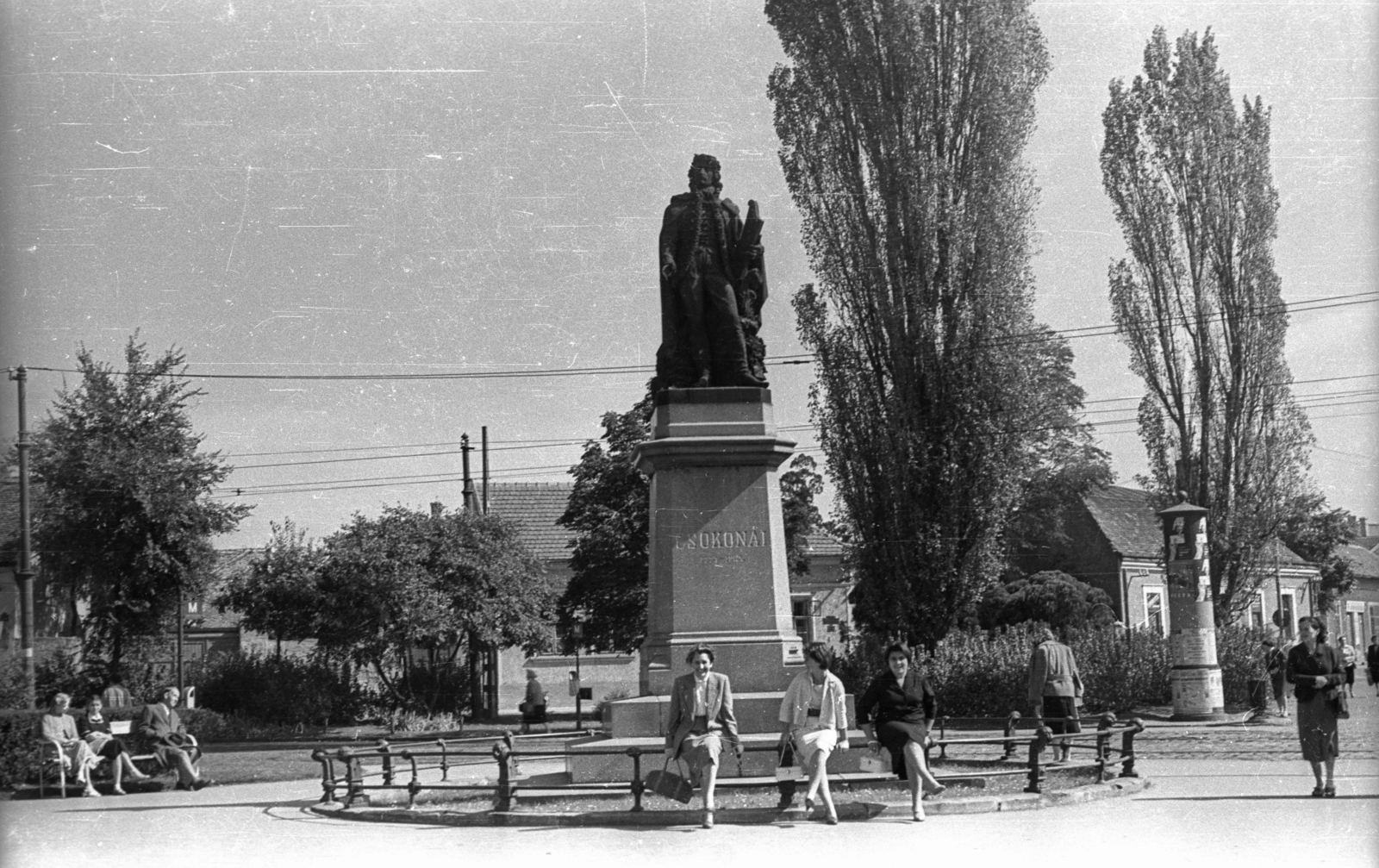 Hungary, Debrecen, Kálvin tér, Csokonai Vitéz Mihály szobra (Izsó Miklós, 1871.)., 1963, Fortepan/Album004, sculpture, ad pillar, Mihály Csokonai Vitéz-portrayal, Fortepan #93862