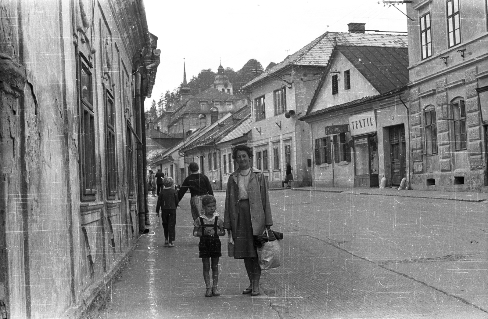 Slovakia, Gelnica, Fő utca, háttérben a Városháza tornya., 1959, Fortepan/Album004, Czechoslovakia, pedestrian, street view, textile industry, Fortepan #93874