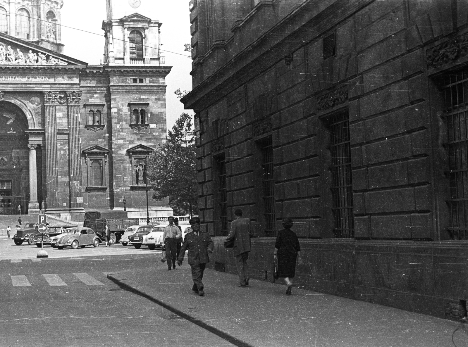 Hungary, Budapest V., Szent István-bazilika a Zrínyi utcából nézve., 1966, Fortepan/Album004, pedestrian, street view, car park, Miklós Ybl-design, building, GAZ 13 Chaika, Volkswagen Beetle, Budapest, Fortepan #93879