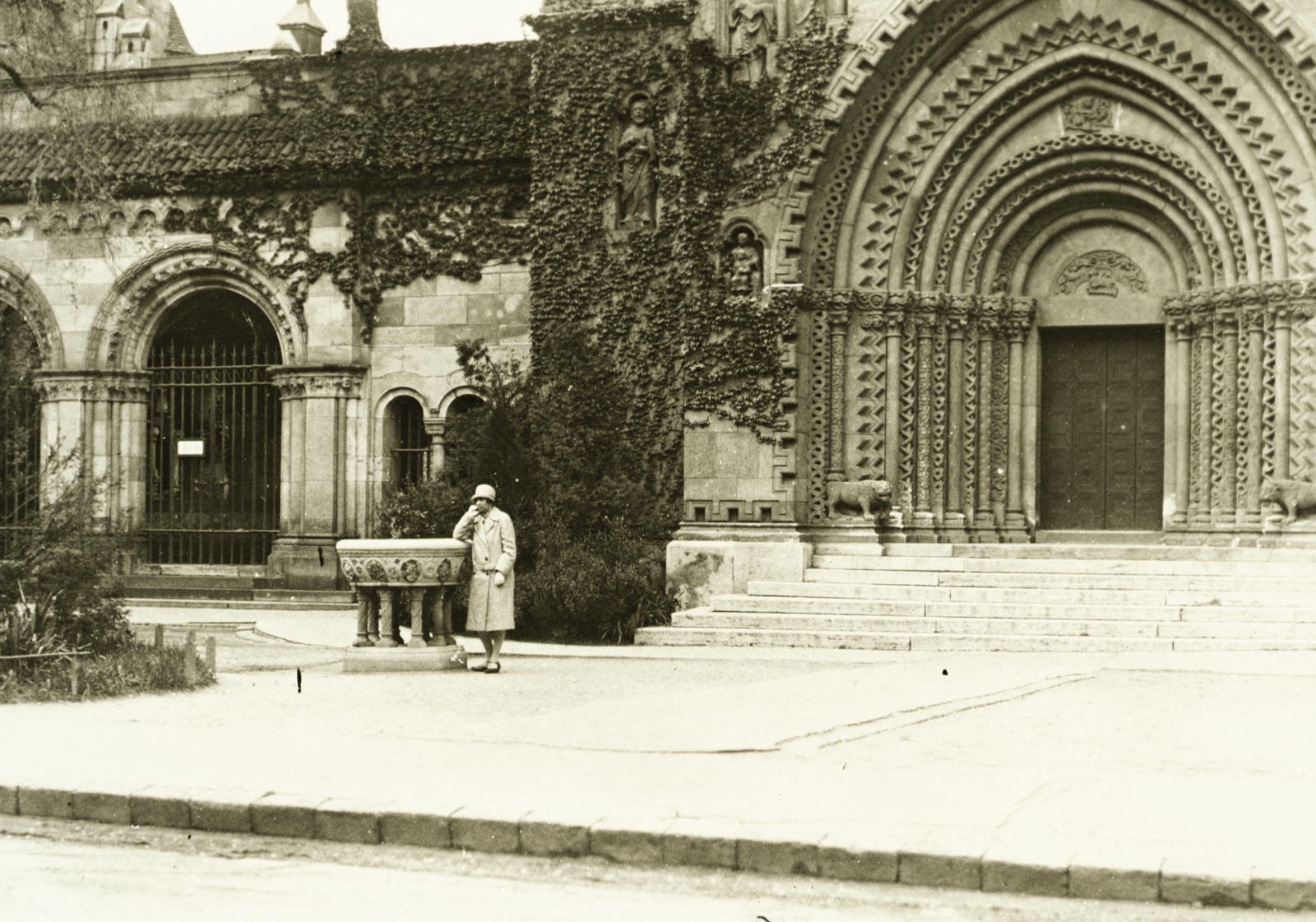Hungary, Budapest XIV., Vajdahunyad vára, Jáki kápolna., 1929, Vajkai Aurél, church, gate, Ignác Alpár-design, chapel, Budapest, Fortepan #93890