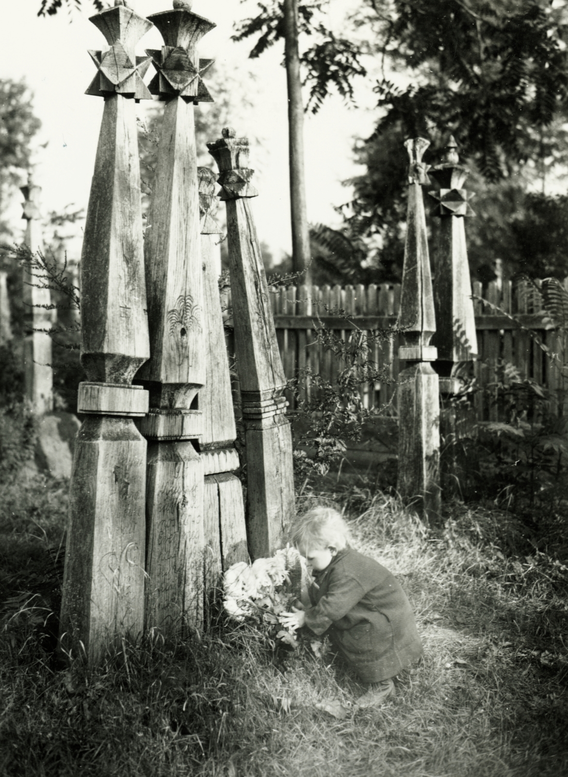 Hungary, Monor, faragott fejfák a temetőben., 1930, Vajkai Aurél, cemetery, fence, bouquet, Fortepan #93898