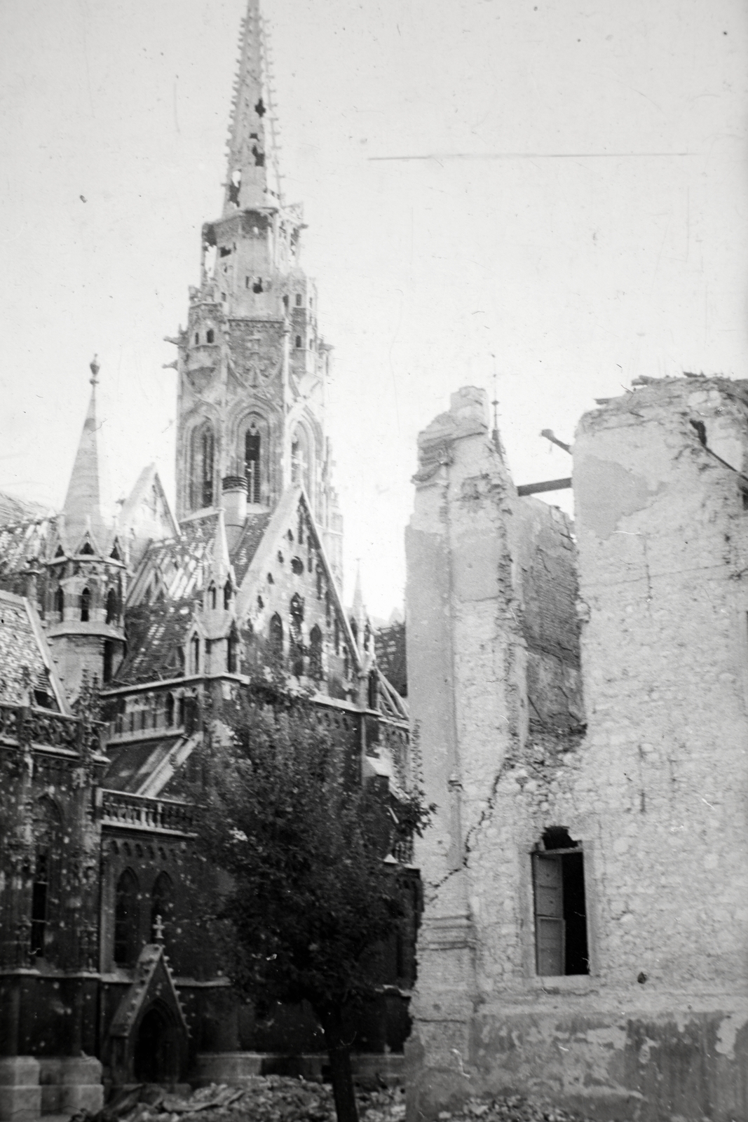 Hungary, Budapest I., a Mátyás-templom és a lerombolt jezsuita kollégium épülete., 1945, Fortepan, war damage, damaged building, Budapest, Fortepan #93906