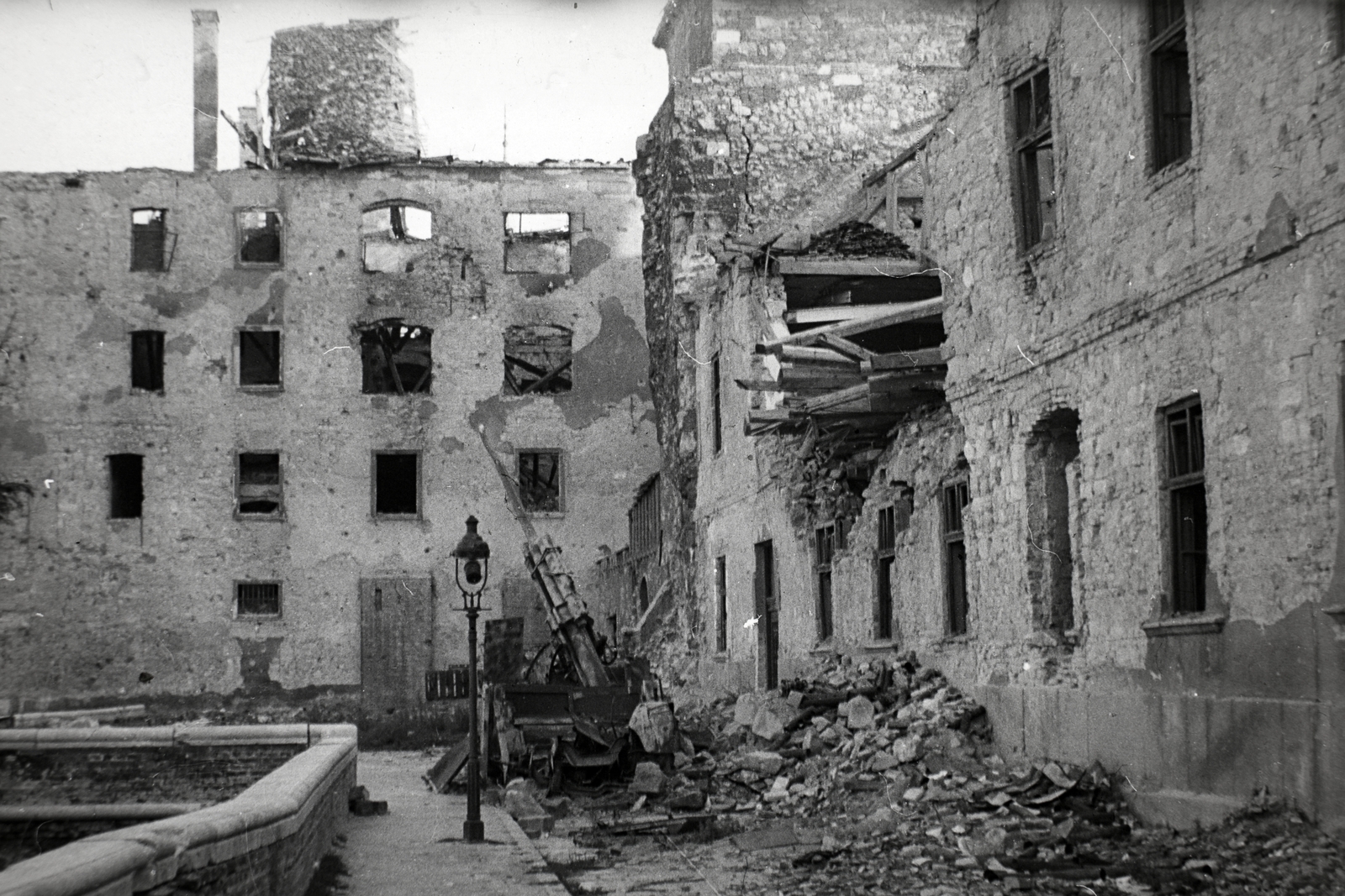 Hungary, Budapest I., szemben az egykori jezsuita kollégium, jobbra az elemi iskola romjai (később a Hilton szálló épült fel a helyükön)., 1945, Fortepan, war damage, wreck, Budapest, beam, Anti aircraft cannon, Fortepan #93909