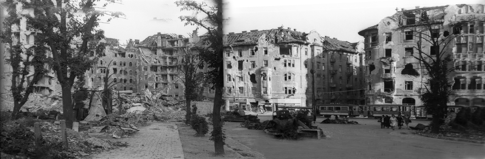 Hungary, Budapest II., Margit körút a Keleti Károly utcából nézve. Balra a Regent-ház maradványa, szemben a Szász Károly utca torkolata., 1945, Fortepan, war damage, panoramic photography, Budapest, wood, wreck, tram, Fortepan #93911