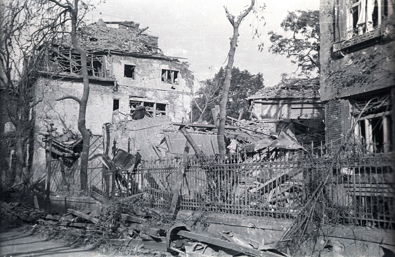 Magyarország, Budapest VI., Lendvay utca, jobbra a Munkácsy Mihály utca sarkán álló ház látszik., 1944, Pálfi András, háborús kár, bombázás, épületkár, Budapest, Fortepan #93927