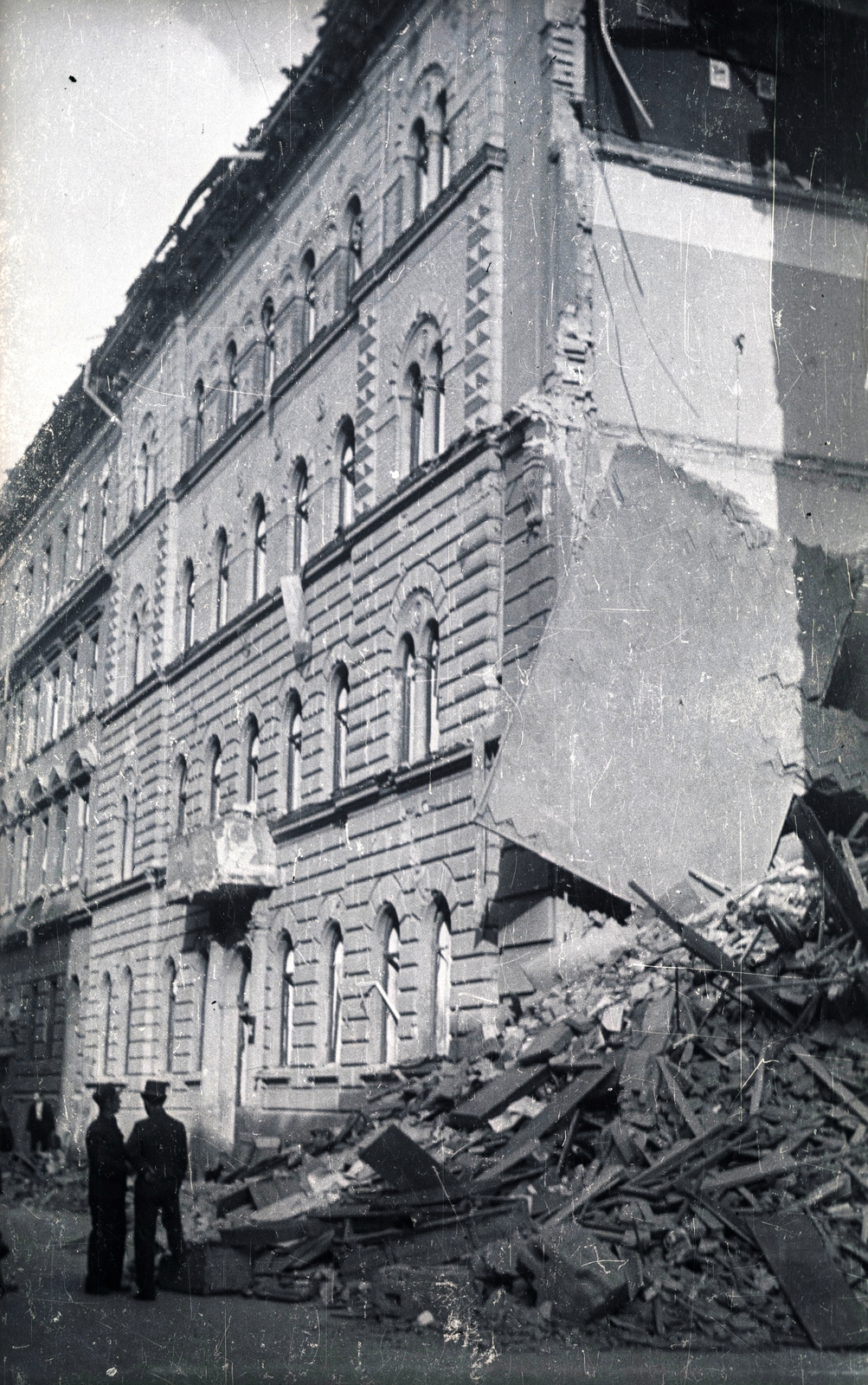 Magyarország, Budapest VI., Aradi utca a Bajza utca felől a Székely Bertalan utca sarok felé nézve., 1944, Pálfi András, bombázás, épületkár, Budapest, Fortepan #93932