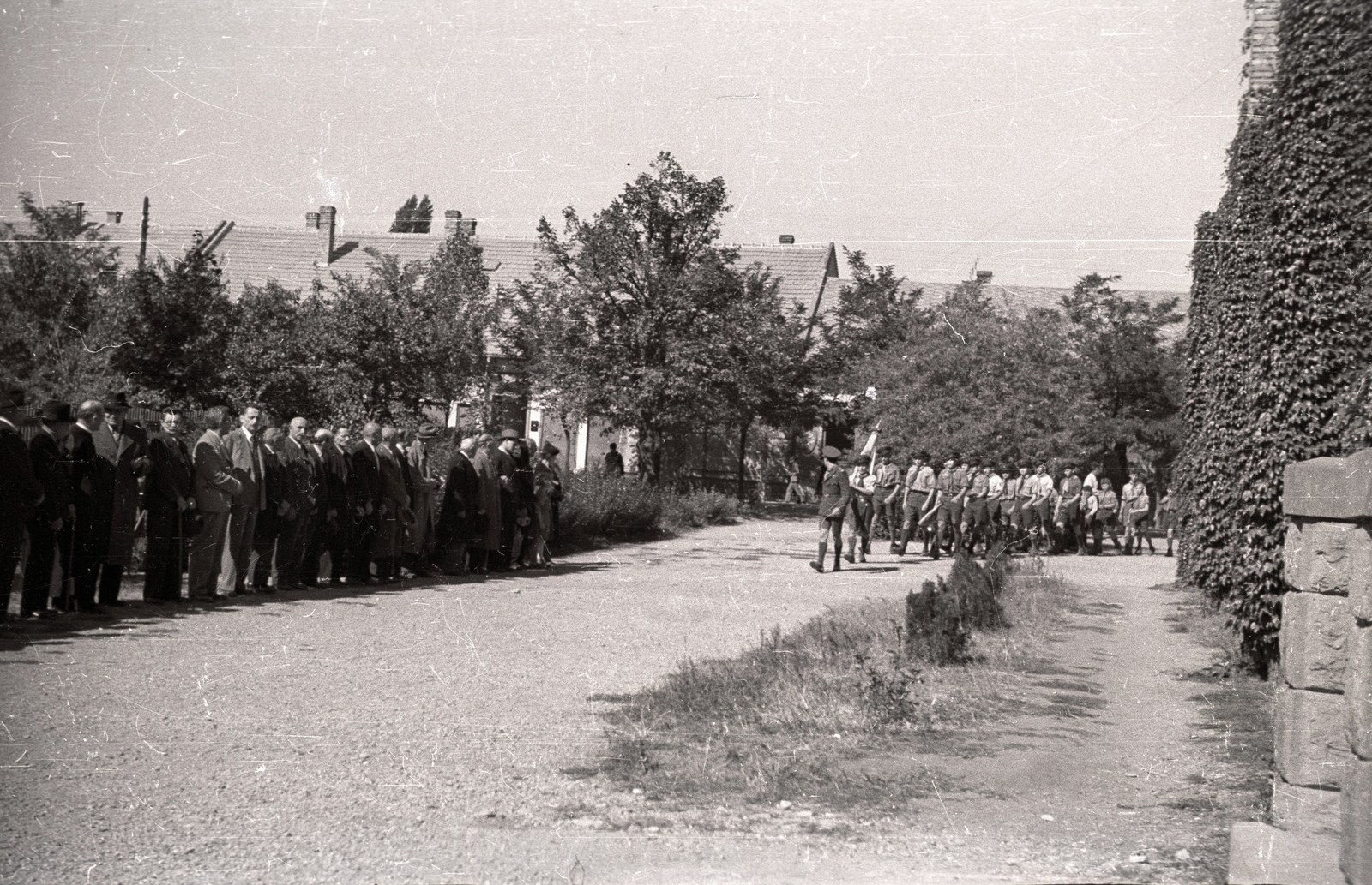 Hungary, Budapest XVIII., ünnepség a Szent Imre-templom kertjében, háttérben a Nemes utca házai., 1941, Pálfi András, Budapest, Fortepan #93946