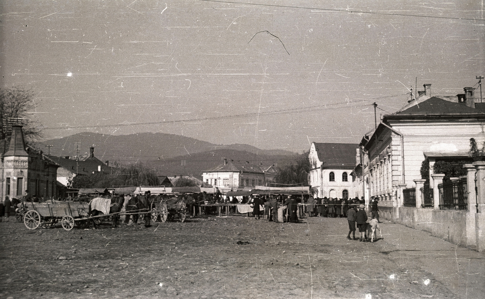 Ukrajna,Kárpátalja, Huszt, a város főtere a Puskin utca felől nézve, a tömeg mögött jobbra a zsinagóga., 1939, Pálfi András, ló, szekér, utcakép, Fortepan #93961