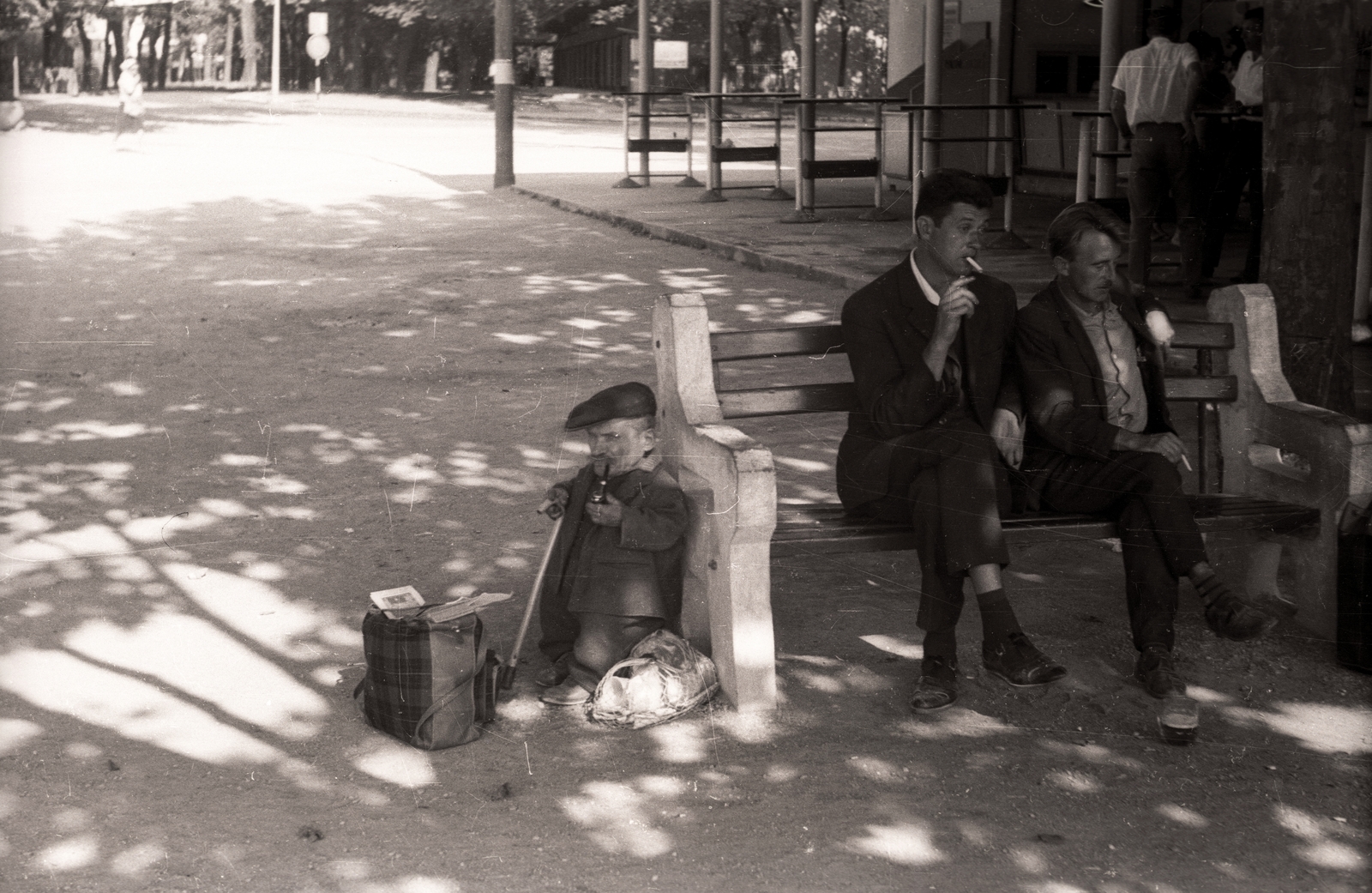 1958, Pálfi András, smoking, men, street view, bench, dwarfism, Fortepan #93985