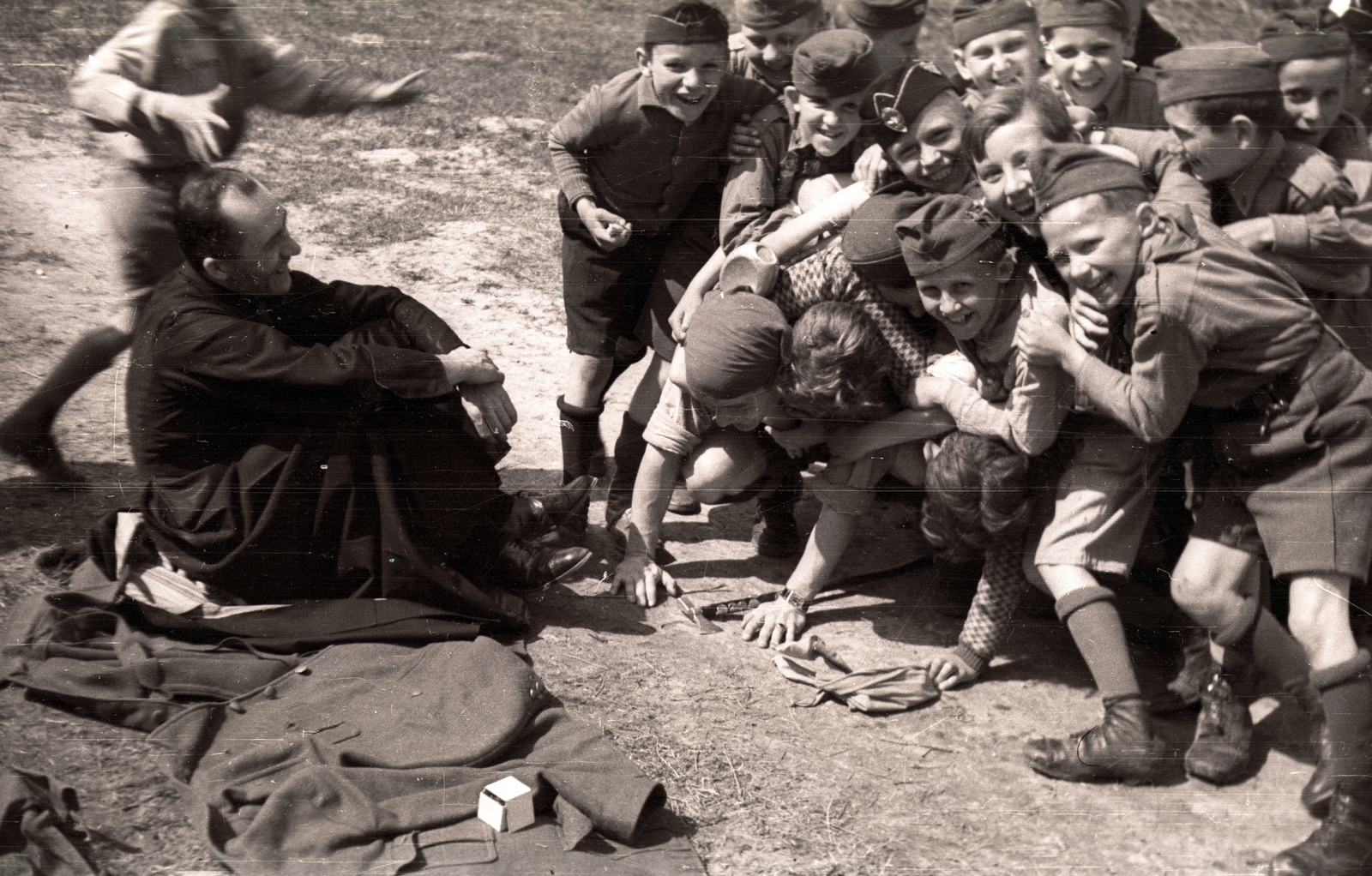 Magyarország, Óbuda, Budapest III., Remete-hegy., 1939, Pálfi András, nyakkendő, kirándulás, csoportkép, tréfálkozás, vidámság, játék, cserkész, fokos, gyerek, Budapest, Fortepan #94001