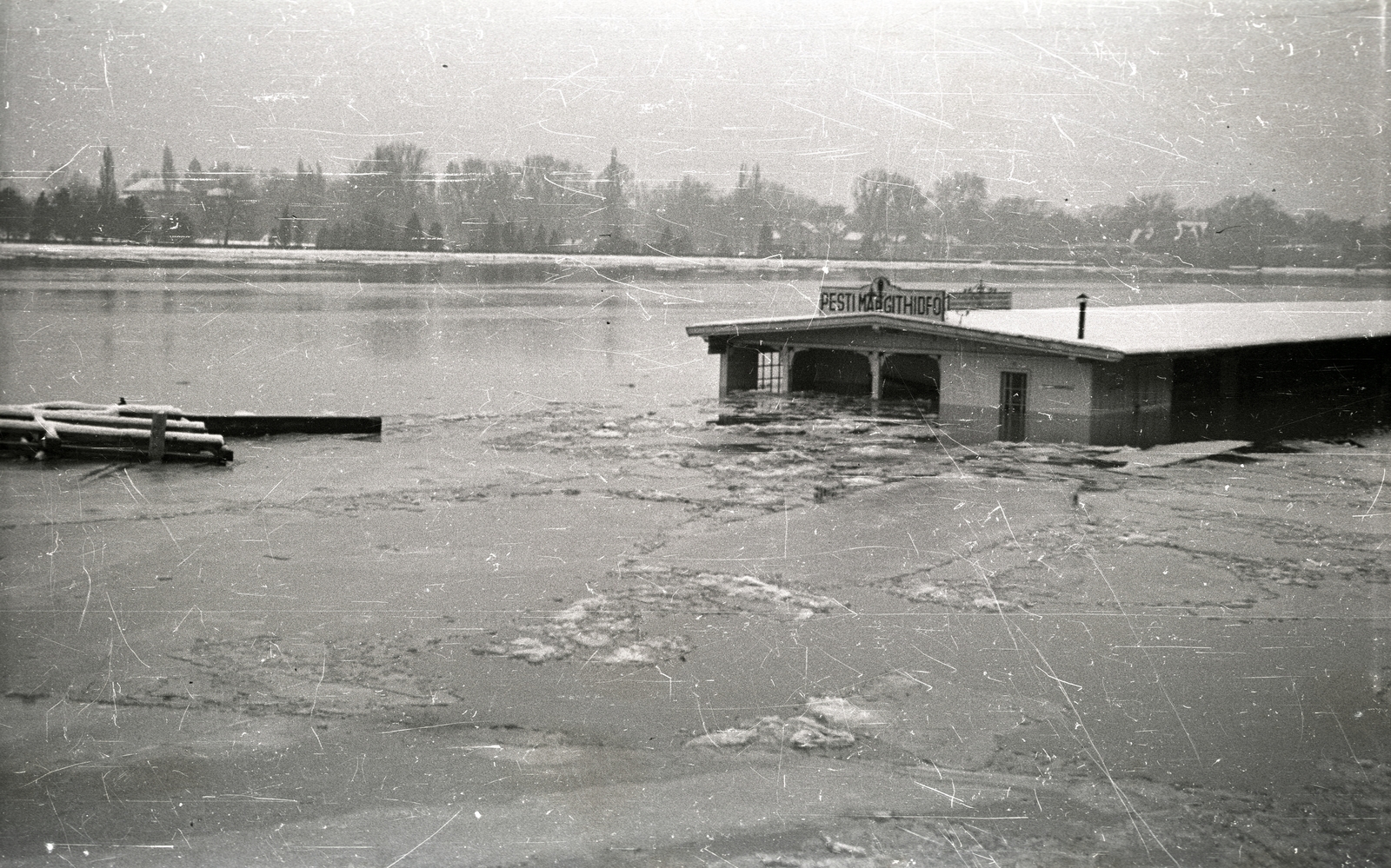 Hungary, Budapest XIII., a pesti alsó rakpart a Margit híd pesti hídfőjénél, szemben a Margit-sziget., 1940, Pálfi András, flood, Budapest, Fortepan #94014