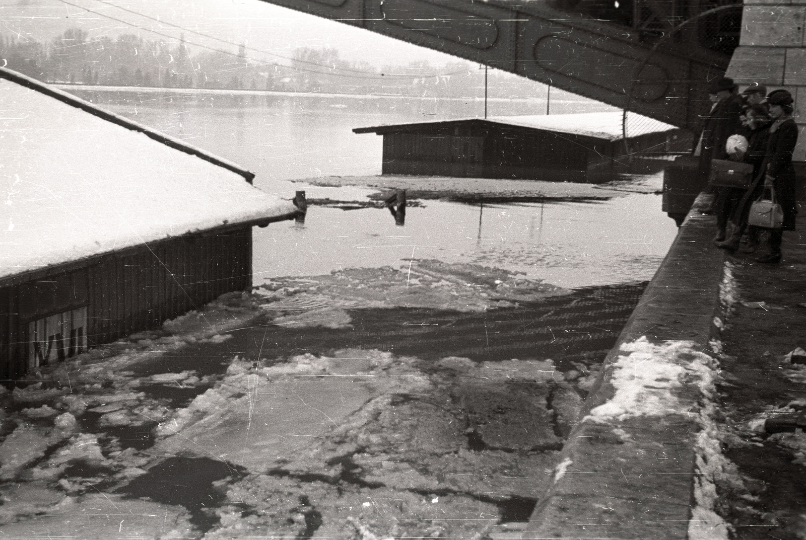 Magyarország, Budapest V., pesti alsó rakpart a Margit híd pesti hídfőjénél a Széchenyi rakpartról nézve, szemben a Margit-sziget., 1940, Pálfi András, árvíz, Budapest, Fortepan #94015