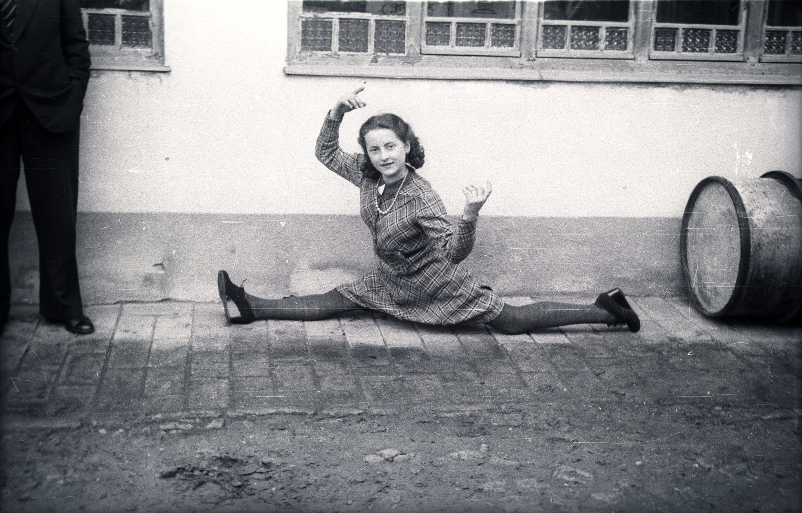 1945, Pálfi András, barrel, exercise, feat, splits, lady, Fortepan #94021