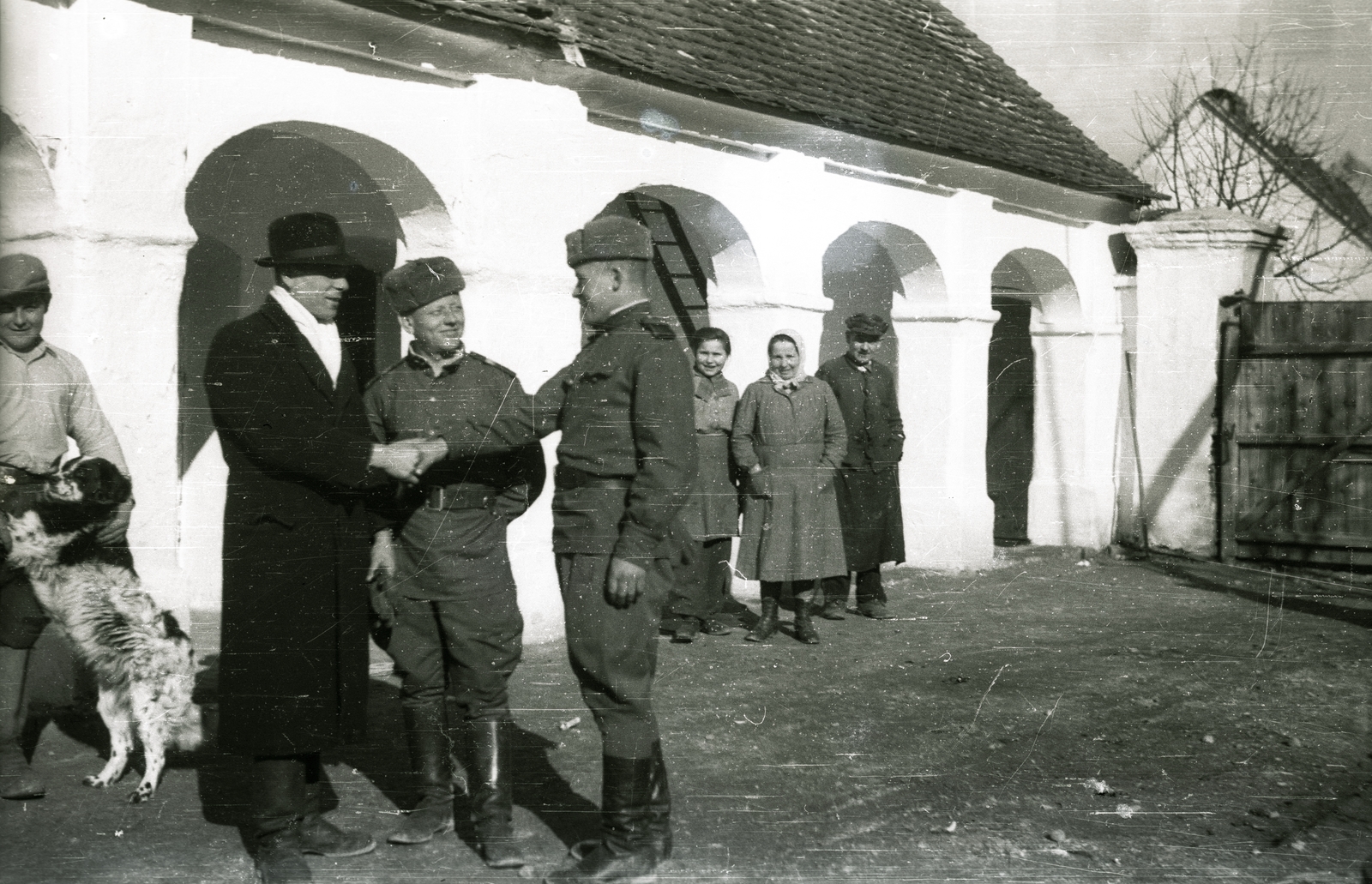 1945, Pálfi András, dog, Soviet soldier, handshake, gentleman, smile, coat, hat, porch, scarf, Fortepan #94028