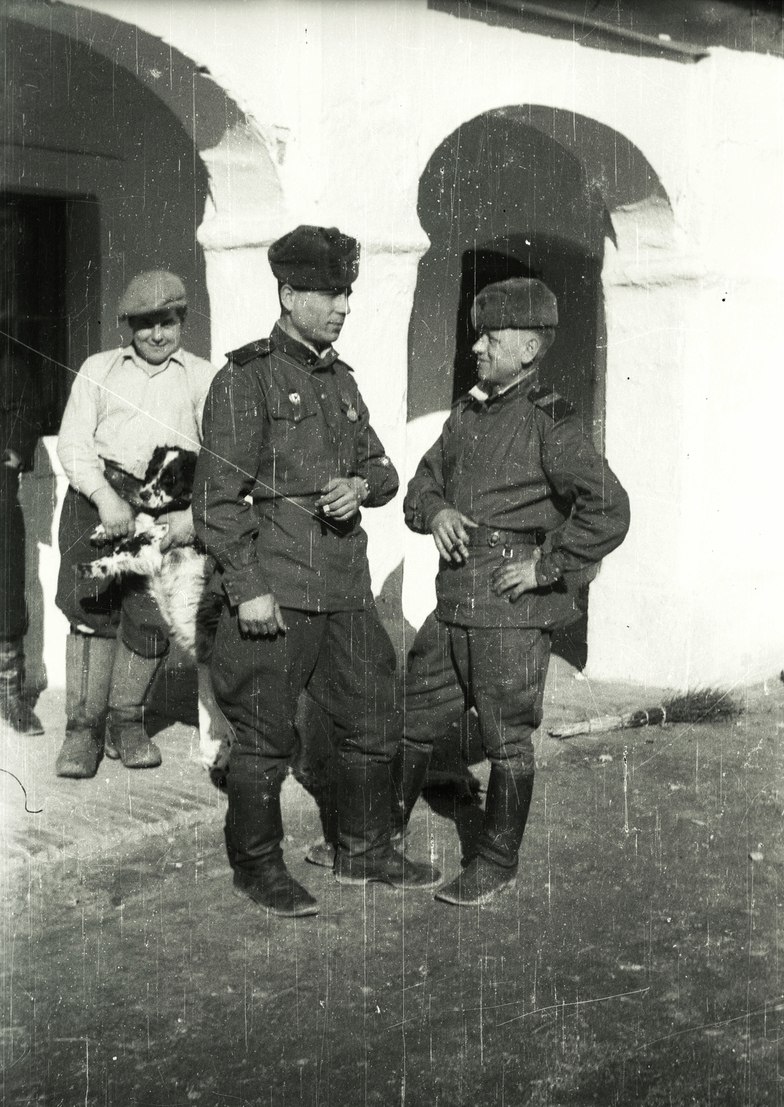 1945, Pálfi András, dog, Soviet soldier, fur hat, porch, Fortepan #94029