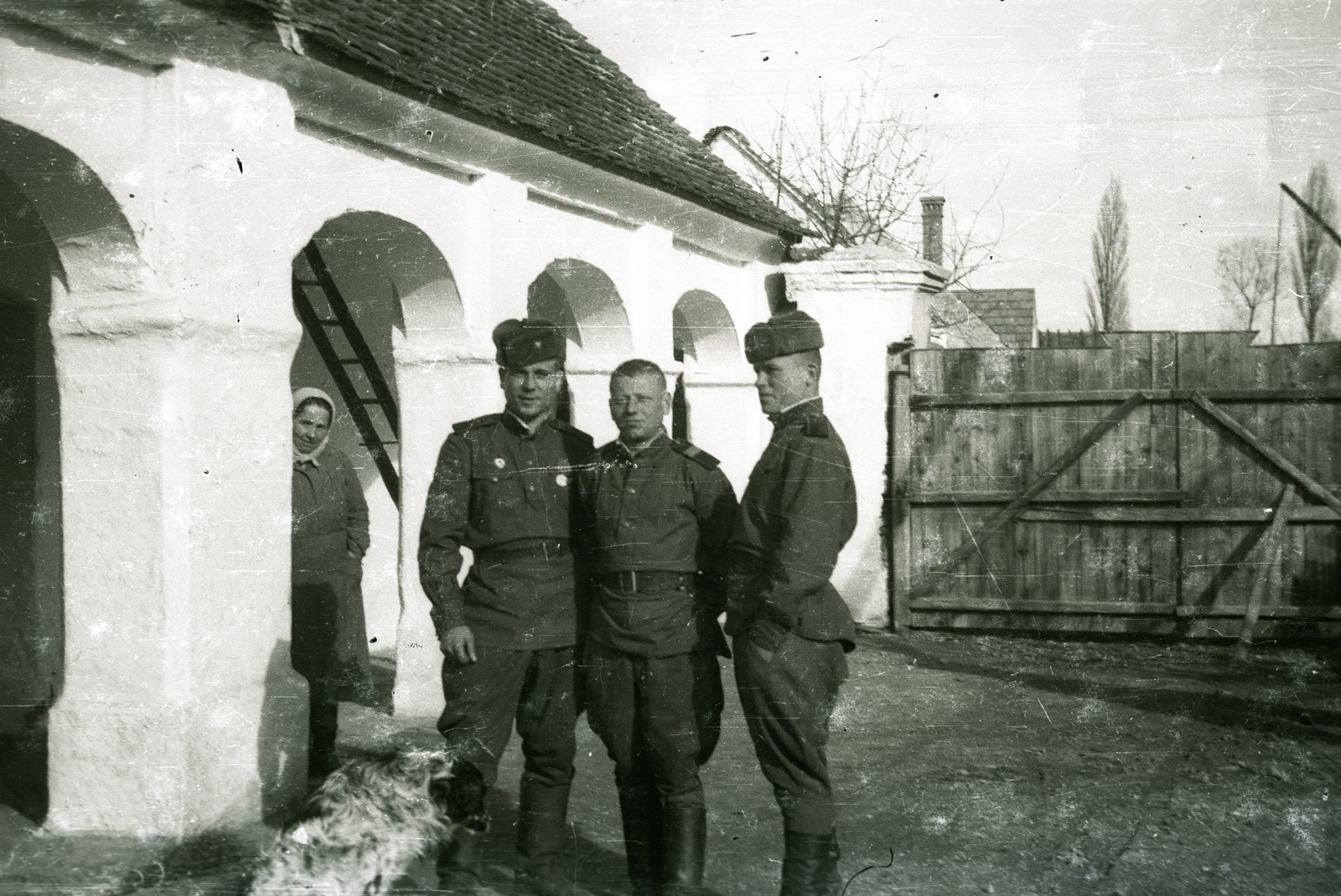 1945, Pálfi András, Soviet soldier, fur hat, hands in pockets, porch, three people, peeking, Fortepan #94030