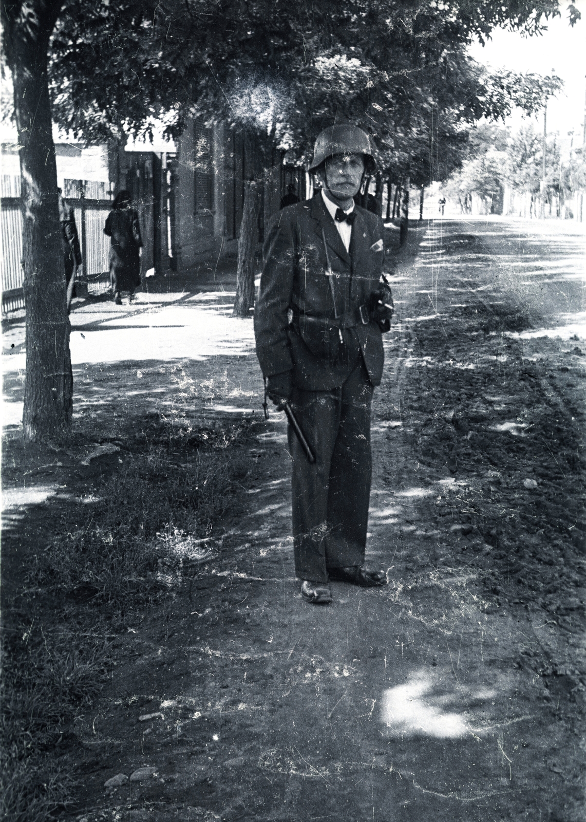 1944, Pálfi András, légoltalom, földút, öltöny, úriember, csokornyakkendő, fejfedő, Fortepan #94035