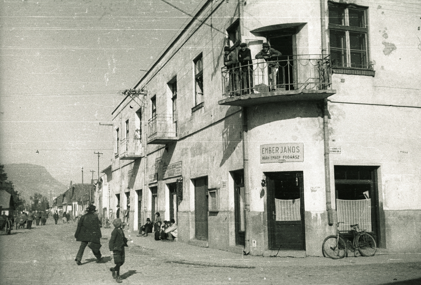 Ukraine,Zakarpattia Oblast, Khust, Lvivska utca - Nebesnoi Sotni utca sarok a Dukhnovycha utca felől nézve., 1939, Pálfi András, bicycle, street view, balcony, hairdresser, Fortepan #94038