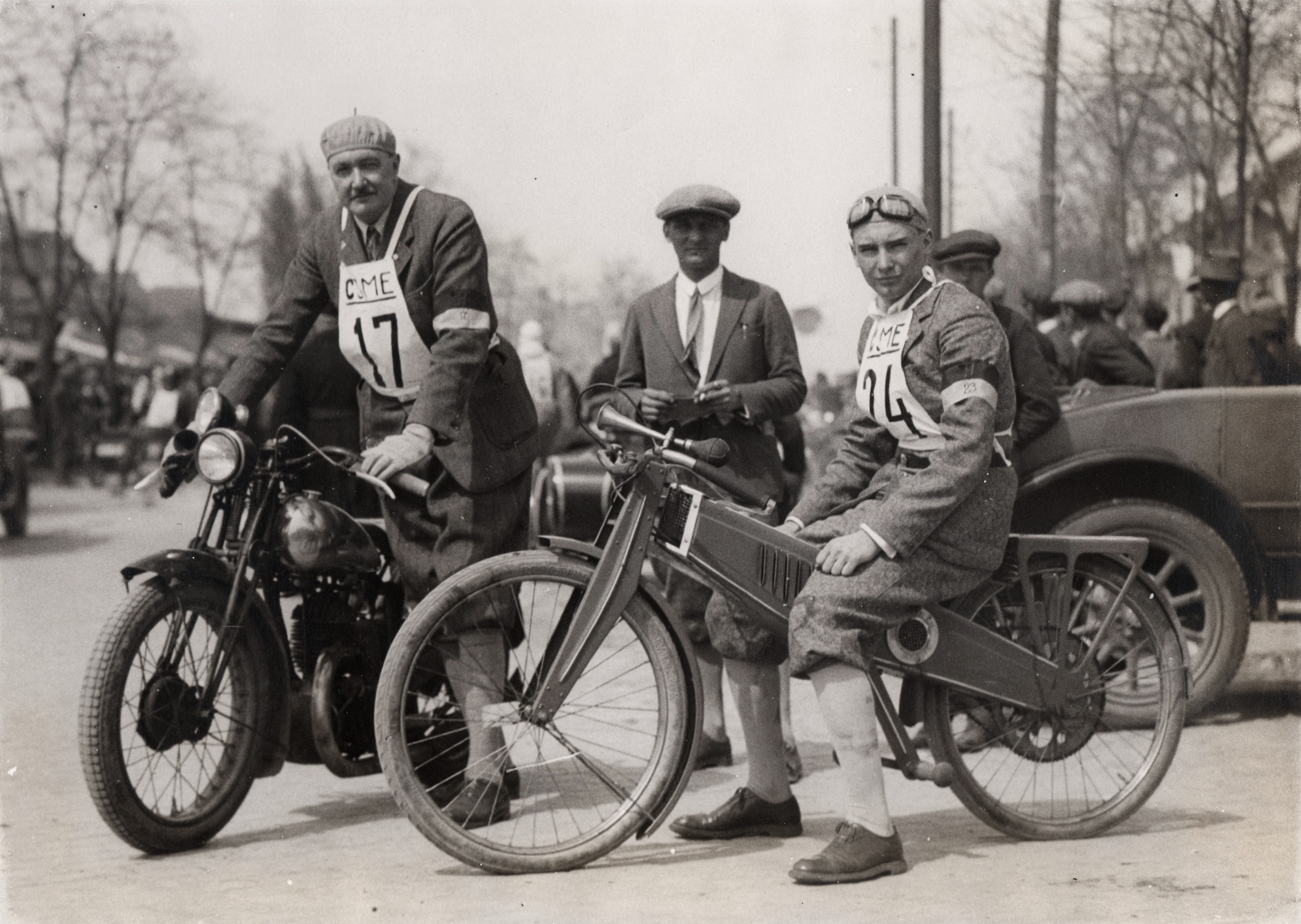 Hungary, Zolnay Endre 1929-ben szabadalmaztatott összecsukható motorkerékpárja. Balra Dr. Szelnár Aladár a Királyi Magyar Automobil Club (KMAC) vezértitkára., 1934, Peter Selnar, Hungarian brand, starting number, collapsible motorcycle, Fortepan #94049