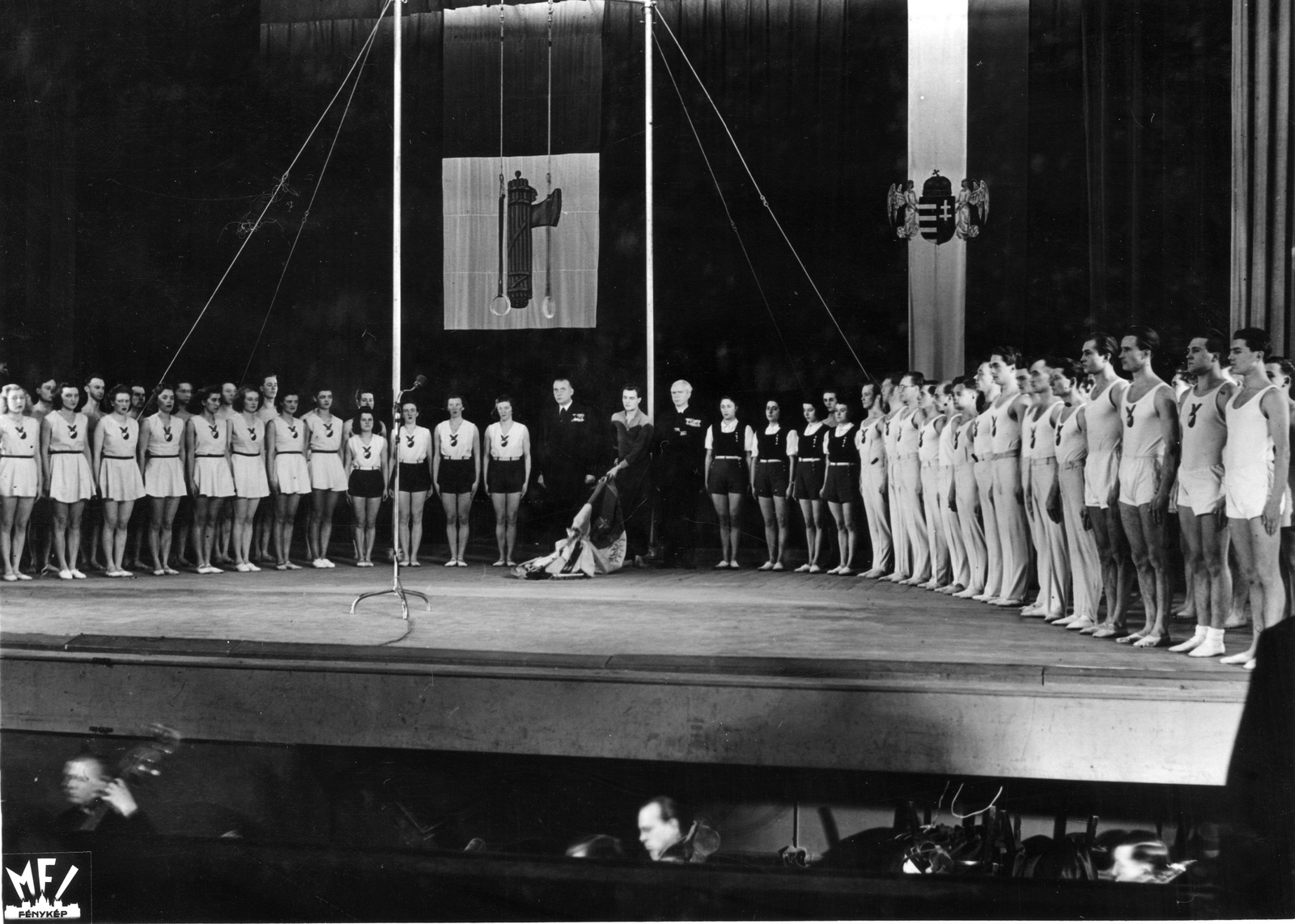 Magyarország, Budapest VIII., a mai Erkel Színház, ekkor Magyar Művelődés Háza. A Postás Sport Egyesület tornabemutatója olasz tornászok részvételével., 1943, Romák Éva, Budapest, nemzeti jelkép, vigyázállás, Fortepan #94065