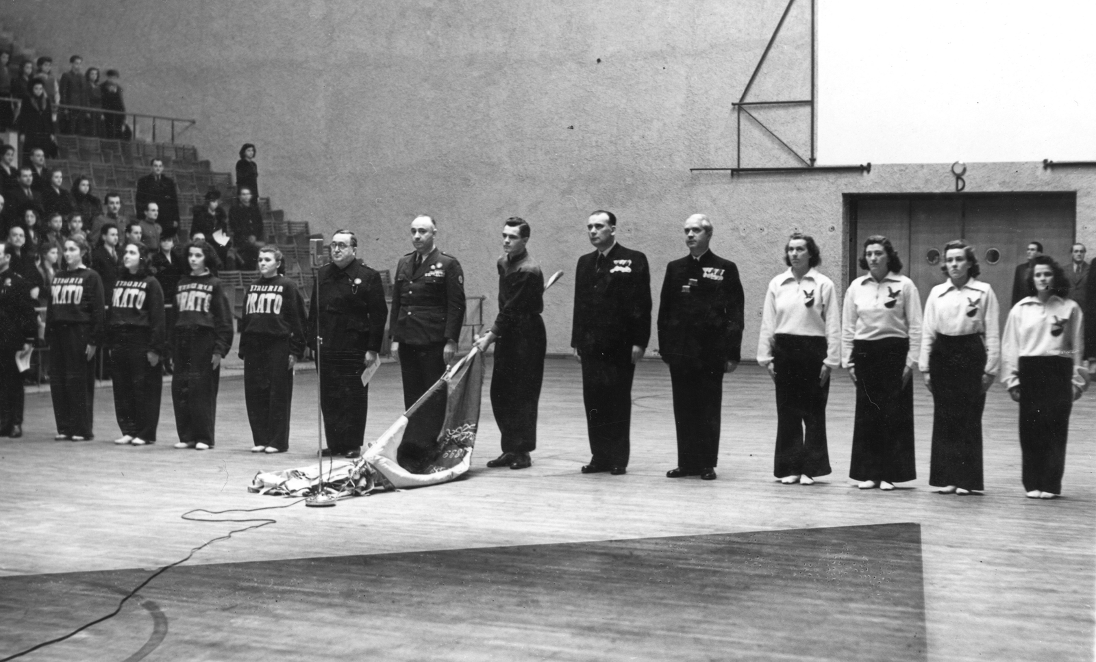 Hungary, Budapest XIV., Istvánmezei út 3-5. Nemzeti Sportcsarnok (később Gerevich Aladár Nemzeti Sportcsarnok)., 1942, Romák Éva, Budapest, Fortepan #94066