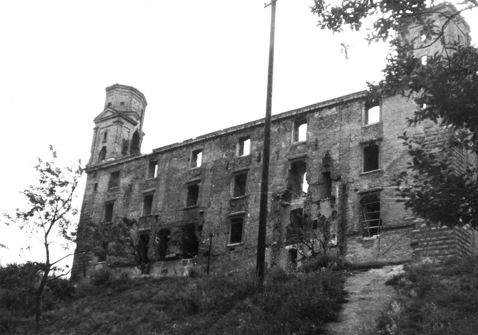 Slovakia, Bratislava, a vár keleti oldala., 1947, Romák Éva, Czechoslovakia, castle ruins, Fortepan #94073