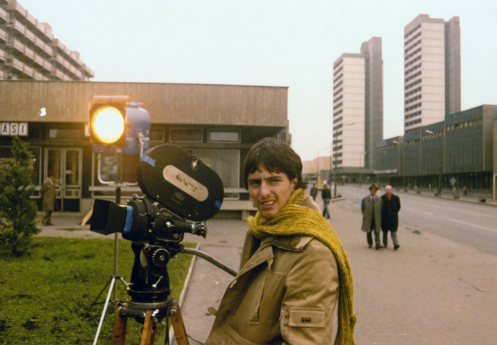 Magyarország, Salgótarján, filmforgatás a Fő téren. Jobbra a Rákóczi úti garzonházak., 1982, Schuller Judit, filmforgatás, színes, filmkamera, Arriflex-márka, Fortepan #94088