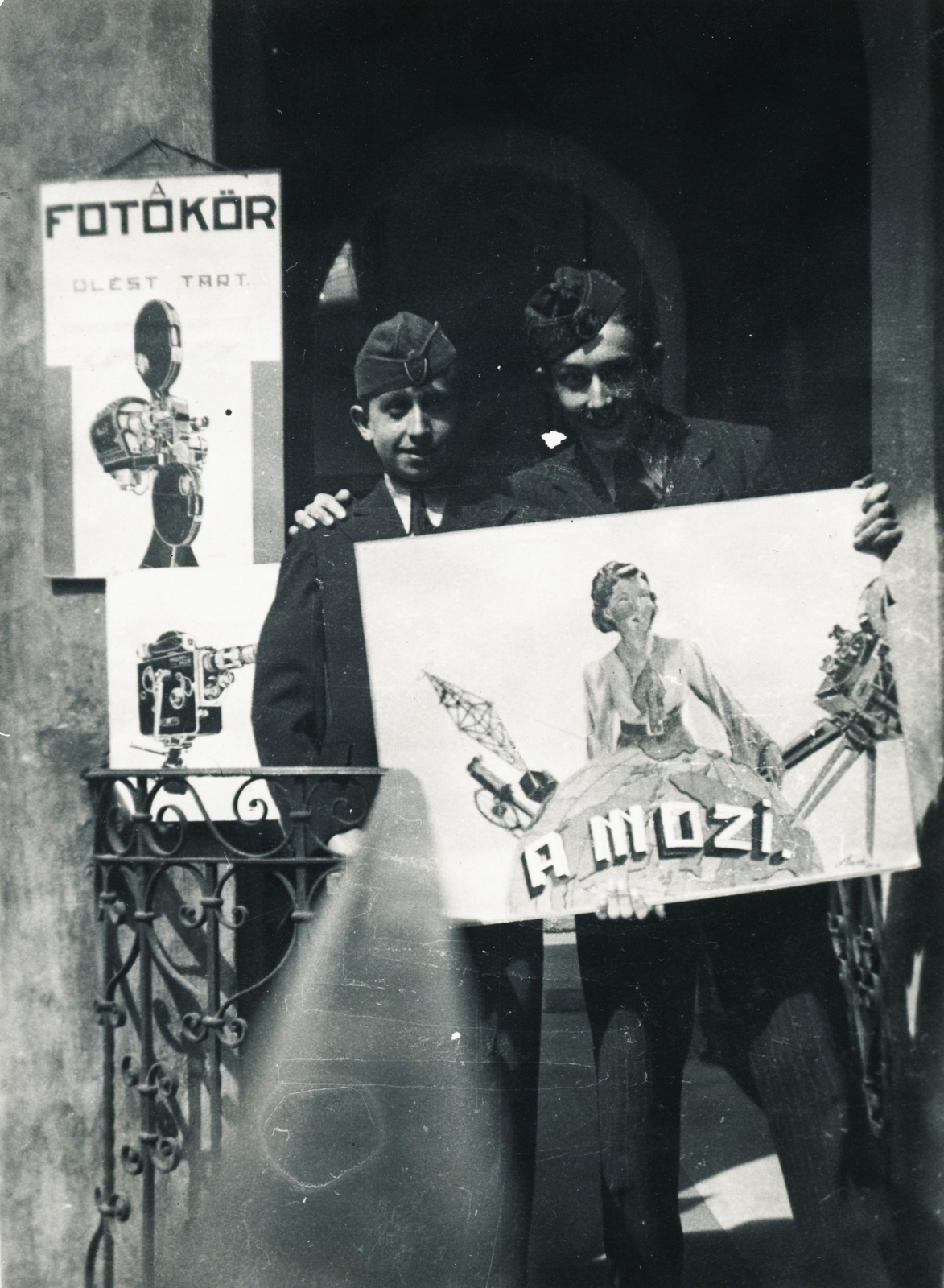 1946, Schuller Judit, plakát, fotózás, levente, karok a vállon, mozi, Fortepan #94100