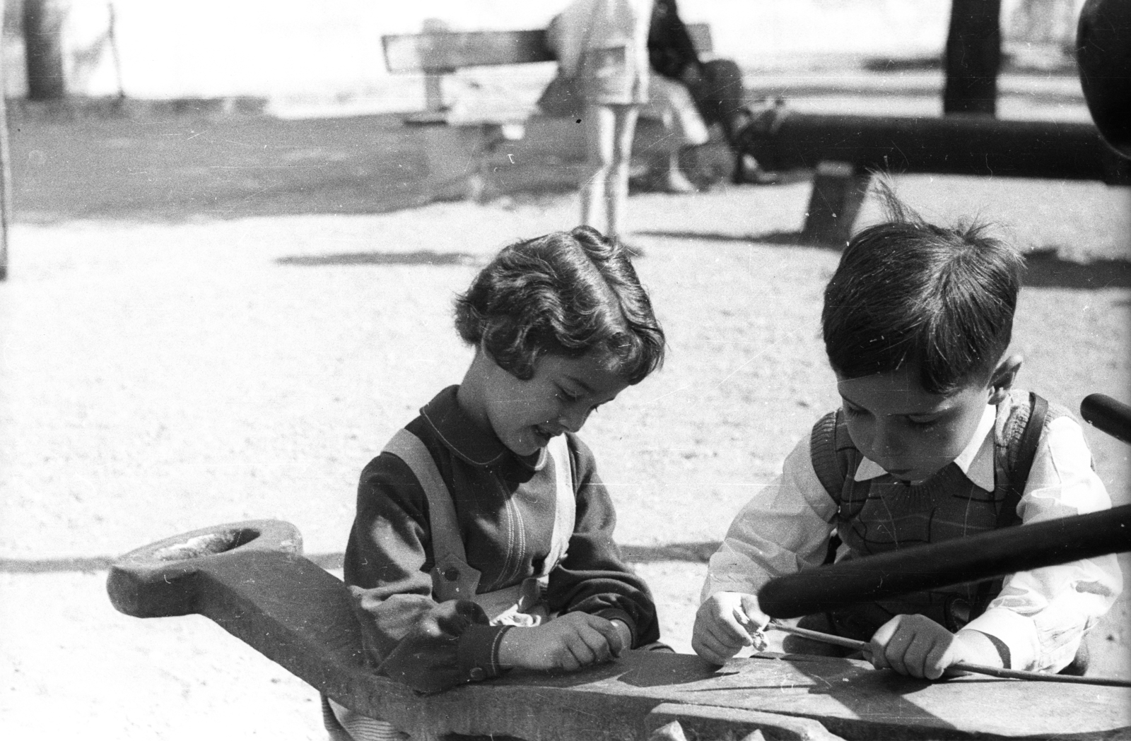 Hungary, Budapest I., Tóth Árpád sétány a Hadtörténeti Múzeumnál. Hetényi Zsuzsa (később irodalomtörténész, műfordító) és Tóth Árpád unokája Hollós Máté (később zeneszerző)., 1960, Hetényi Zsuzsa, Budapest, Fortepan #94129