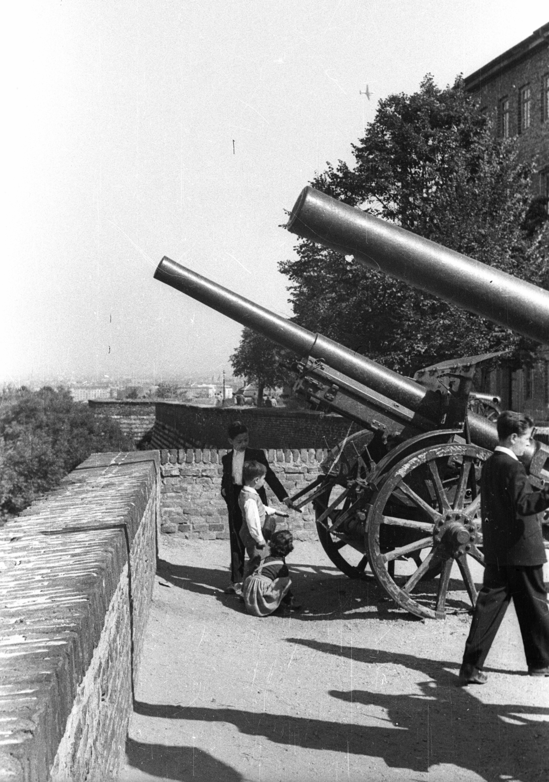Hungary, Budapest I., Anjou bástya az Esztergomi rondelláról nézve., 1960, Hetényi Zsuzsa, cannon, kids, castle wall, Budapest, Fortepan #94131