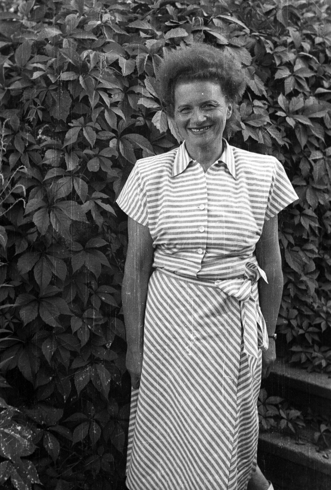 1950, Hetényi Zsuzsa, portrait, garden, lady, striped dress, Fortepan #94137